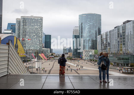 PARIS, Frankreich, 7. September 2018 - Blick auf La Défense Gebäuden, einem großen Geschäftsviertel der Stadt, Paris, Frankreich Stockfoto