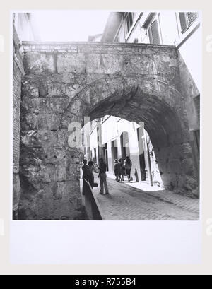 Umbrien Perugia Spoleto S. Ansano, dies ist mein Italien, die italienische Land der visuellen Geschichte, Blick nach außen neoklassizistischen Fassade aus dem 17. Jahrhundert mit griechischen korinthischen Kapitellen hohe Entlastung Skulptur der Madonna mit Kind und Heiligen über dem Portal Kreuzgang aus dem 15. Jahrhundert. Blick auf klassizistische Interieur Tonnengewölbe - Decke, Römische composite Hauptstädte der Hauptaltar, Altar Gemälde. Blick auf die Krypta S. Isacco 8. Jahrhundert römischen Säulen und Kapitelle frühen romanischen Fresken aus dem 11. bis 12. Jahrhundert des Lebens Christi, Märtyrer, Mönche und Heiligen, einschließlich S. Isacco und St. Martial. Antiquiti Stockfoto