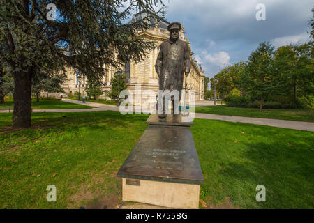 PARIS, Frankreich, 5. September 2018: Bronze Winston Churchill Statue im Petit Palais in Paris. Stockfoto