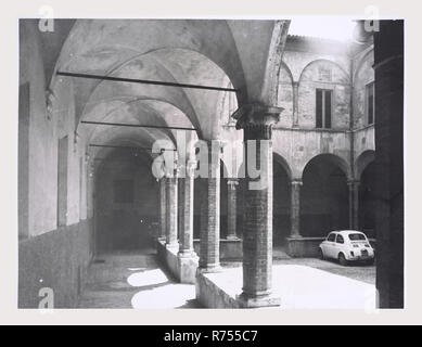 Umbrien Perugia Spoleto S. Ansano, dies ist mein Italien, die italienische Land der visuellen Geschichte, Blick nach außen neoklassizistischen Fassade aus dem 17. Jahrhundert mit griechischen korinthischen Kapitellen hohe Entlastung Skulptur der Madonna mit Kind und Heiligen über dem Portal Kreuzgang aus dem 15. Jahrhundert. Blick auf klassizistische Interieur Tonnengewölbe - Decke, Römische composite Hauptstädte der Hauptaltar, Altar Gemälde. Blick auf die Krypta S. Isacco 8. Jahrhundert römischen Säulen und Kapitelle frühen romanischen Fresken aus dem 11. bis 12. Jahrhundert des Lebens Christi, Märtyrer, Mönche und Heiligen, einschließlich S. Isacco und St. Martial. Antiquiti Stockfoto