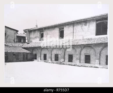 Umbrien Perugia Spoleto S. Ansano, dies ist mein Italien, die italienische Land der visuellen Geschichte, Blick nach außen neoklassizistischen Fassade aus dem 17. Jahrhundert mit griechischen korinthischen Kapitellen hohe Entlastung Skulptur der Madonna mit Kind und Heiligen über dem Portal Kreuzgang aus dem 15. Jahrhundert. Blick auf klassizistische Interieur Tonnengewölbe - Decke, Römische composite Hauptstädte der Hauptaltar, Altar Gemälde. Blick auf die Krypta S. Isacco 8. Jahrhundert römischen Säulen und Kapitelle frühen romanischen Fresken aus dem 11. bis 12. Jahrhundert des Lebens Christi, Märtyrer, Mönche und Heiligen, einschließlich S. Isacco und St. Martial. Antiquiti Stockfoto