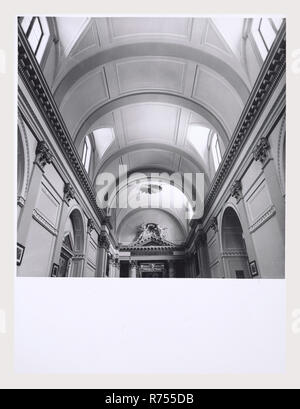 Umbrien Perugia Spoleto S. Ansano, dies ist mein Italien, die italienische Land der visuellen Geschichte, Blick nach außen neoklassizistischen Fassade aus dem 17. Jahrhundert mit griechischen korinthischen Kapitellen hohe Entlastung Skulptur der Madonna mit Kind und Heiligen über dem Portal Kreuzgang aus dem 15. Jahrhundert. Blick auf klassizistische Interieur Tonnengewölbe - Decke, Römische composite Hauptstädte der Hauptaltar, Altar Gemälde. Blick auf die Krypta S. Isacco 8. Jahrhundert römischen Säulen und Kapitelle frühen romanischen Fresken aus dem 11. bis 12. Jahrhundert des Lebens Christi, Märtyrer, Mönche und Heiligen, einschließlich S. Isacco und St. Martial. Antiquiti Stockfoto