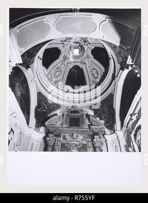 Umbrien Perugia Spoleto S. Domenico, dies ist mein Italien, die italienische Land der visuellen Geschichte, Außenansichten von 13.-14. Jahrhundert Kirche im Jahre 1960 restaurierte gestreiften Fassade, Glockenturm, und Portale. Blick auf den Innenbereich offenbaren eine gotische Struktur mit hohen Decken, Spitzbögen, und einer Apsis mit Glasfenstern. Fragmente der erhaltenen Fresken sind in den weißen Wänden sichtbar. Die meisten Zimmer bieten einen Blick auf Gemälde und Fresken in den drei Kapellen und Krypta. In der Kapelle des St. Maria Magdalena sind umfangreiche Freskenzyklen Anfang des 15. Jahrhunderts, des Heiligen. Die Callicola Kapelle und die Kapelle des Sakraments sind Ba Stockfoto