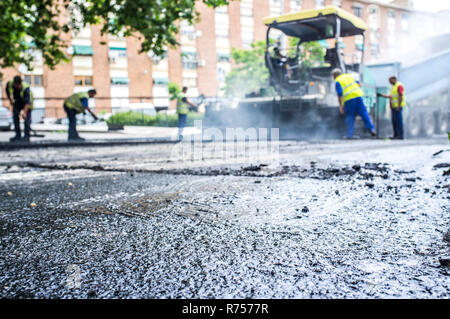 Dump Truck und fertiger Maschine bei der Arbeit in der Dampf Stockfoto