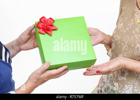 Ältere Frau ein Geschenk von Tochter Stockfoto