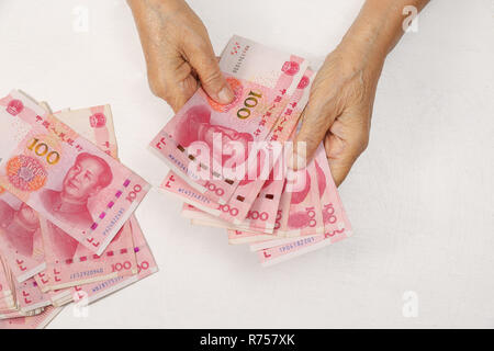Chinesische Senior Frau zählen Geld für Zahlung Stockfoto