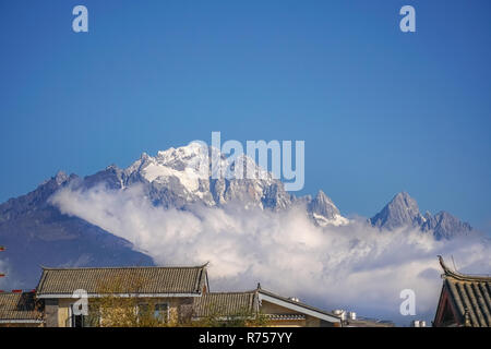 Jade Dragon Snow Mountain, Lijiang, Yunnan, China. Foto von Weltkulturerbe Altstadt statt. Stockfoto