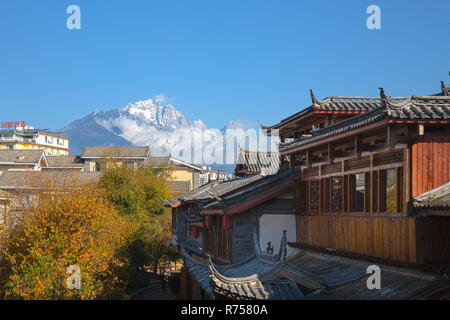 Jade Dragon Snow Mountain aus der Alten Stadt Lijiang, Yunnan, China Stockfoto