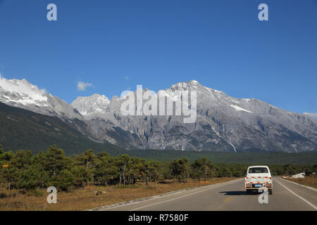 Straße in Jade Dragon Snow Mountain National Park, Yunnan, China Stockfoto