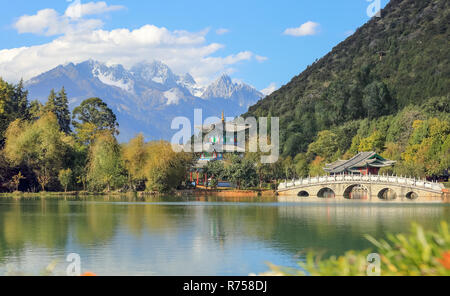 Jade Dragon Snow Mountain und die Suocui Brücke über den Pool des Schwarzen Drachens im Jade Spring Park, Lijiang, Provinz Yunnan, China. Stockfoto