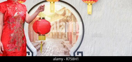 Frau mit chinesischen Laternen auf Mond Tor in der alten Stadt, China. Stockfoto