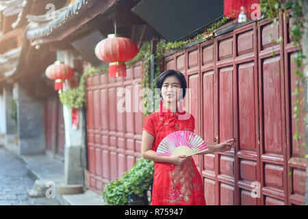 Weibliche Touristen mit traditionelle chinesische Kleidung in der Altstadt von Lijiang, Yunnan, China. Stockfoto