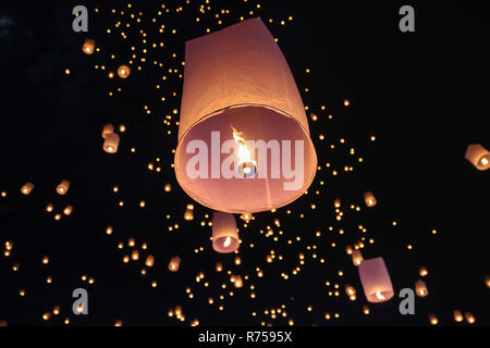 Touristische schwebende Himmelslaternen in Loy Krathong Festival, Chiang Mai, Thailand. Stockfoto