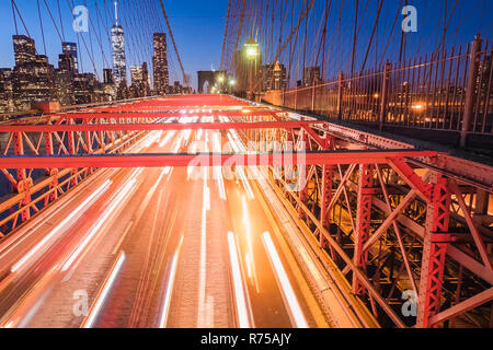 Nacht Licht der Autoscheinwerfer auf der Brooklyn Bridge. Lange Belichtung Stockfoto