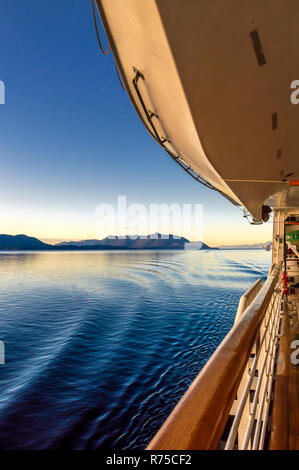 Schöne scharfe und klare Morgen Licht in der frühen Morgendämmerung Sonnenaufgang über sanften Wasserwellen von kreuzfahrtschiff Steuerbord. Aus Pro fotografiert. Stockfoto