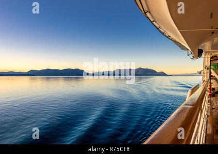 Schöne scharfe und klare Morgen Licht in der frühen Morgendämmerung Sonnenaufgang über sanften Wasserwellen von kreuzfahrtschiff Steuerbord. Aus Pro fotografiert. Stockfoto