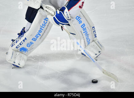 07. Dezember 2018, Bayern, Nürnberg: Eishockey: DEL, Nürnberg Ice Tigers - EHC Red Bull München, Hauptrunde, 25. Spieltag. München Torwart Kevin Reich fängt ein langer Pass. Foto: Matthias Merz/dpa Stockfoto