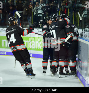 07. Dezember 2018, Bayern, Nürnberg: Eishockey: DEL, Nürnberg Ice Tigers - EHC Red Bull München, Hauptrunde, 25. Spieltag. Der Nürnberger Tom Gilbert (L-R), Patrick Reimer, Philippe Dupuis und Leonhard Pföderl jubeln ein Ziel für die Ice Tigers. Foto: Matthias Merz/dpa Stockfoto