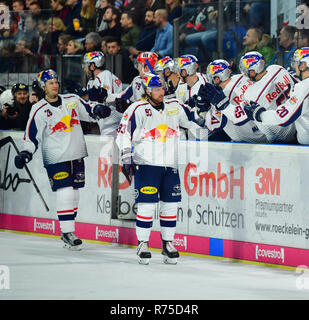 07. Dezember 2018, Bayern, Nürnberg: Eishockey: DEL, Nürnberg Ice Tigers - EHC Red Bull München, Hauptrunde, 25. Spieltag. Die Münchner Spieler Frank Mauer (l) und Maximilian Kastner Klatschen mit den Händen mit den Spielern auf der Bank nach dem Interim führende Ziel. Foto: Matthias Merz/dpa Stockfoto