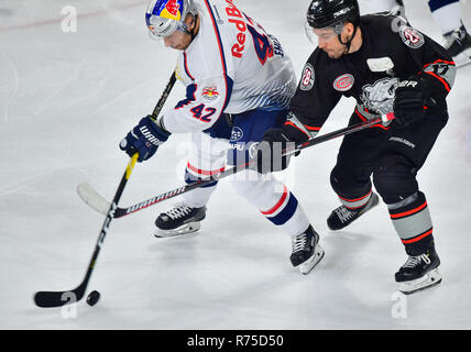 07. Dezember 2018, Bayern, Nürnberg: Eishockey: DEL, Nürnberg Ice Tigers - EHC Red Bull München, Hauptrunde, 25. Spieltag. Patrick Reimer (r) von den Nürnberg Ice Tigers in einem Duell mit dem ehemaligen Nürnberger Yasin Ehliz vom EHC Red Bull München. Foto: Matthias Merz/dpa Stockfoto