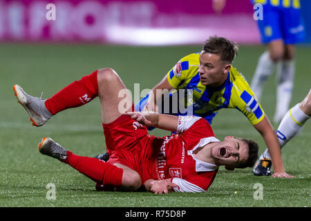 WAALWIJK 07-12-2018, Mandemakers Stadion, Fußball Saison 2018 / 2019, Niederländische Keuken Kampioen Divisie, RKC - MVV, Verletzung Behandlung RKC player Daan Rienstra auf MVV Spieler Jerome Deom während des Spiels RKC-MVV Stockfoto