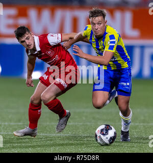 WAALWIJK 07-12-2018, Mandemakers Stadion, Fußball Saison 2018 / 2019, Niederländische Keuken Kampioen Divisie, RKC - MVV, RKC player Daan Rienstra (R) in Aktion mit der MVV-player Jerome Deom (L) während des Spiels RKC-MVV Stockfoto