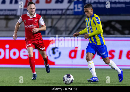 WAALWIJK 07-12-2018, Mandemakers Stadion, Fußball Saison 2018 / 2019, Niederländische Keuken Kampioen Divisie, RKC-MVV MVV-player Joeri Schroijen (L) in Aktion mit RKC player Jurien Gaari (R) während des Spiels RKC-MVV Stockfoto