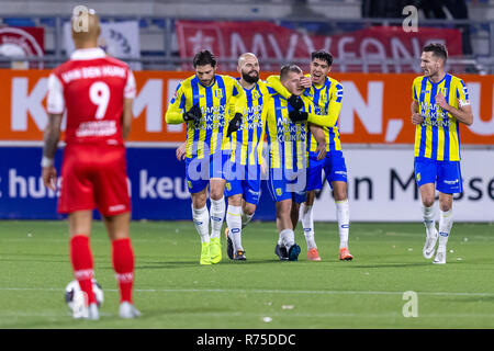 WAALWIJK 07-12-2018, Mandemakers Stadion, Fußball Saison 2018 / 2019, Niederländische Keuken Kampioen Divisie, RKC - MVV, Spieler RKC feiern das Tor durch RKC player Emil Hansson (M) während des Spiels RKC-MVV Stockfoto