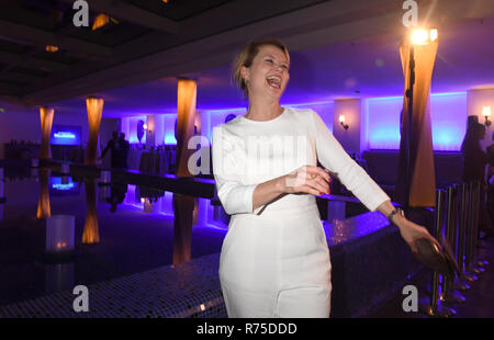 07. Dezember 2018, Bayern, München: Die Schauspielerin Annette Frier im Advent Dinner der Programmdirektor des Ersten Deutschen Fernsehens in den Bayerischen Hof. Foto: Felix Hörhager/dpa Stockfoto