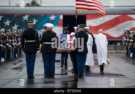 Die Flagge drapierte Schatulle des ehemaligen Präsidenten George H.W. Bush wird durch einen gemeinsamen Dienstleistungen Ehrengarde zu einem besonderen Union Pacific Beerdigung Zug durchgeführt an einem regnerischen Tag Dezember 6, 2018 im Frühjahr, Texas. Bush, der 41. Präsident, starb im Alter von 94 und wird zu seiner Grabstätte an seiner Presidential Library in Texas A&M University von Locomotive 4141 transportiert werden. Stockfoto