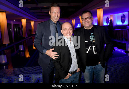 07. Dezember 2018, Bayern, München: Der Moderator Kai Pflaume, (L - r) die Schauspieler Bernhard Hoecker und Elton an der Advents Abendessen der Programmdirektor des Ersten Deutschen Fernsehens in den Bayerischen Hof. Foto: Felix Hörhager/dpa Stockfoto