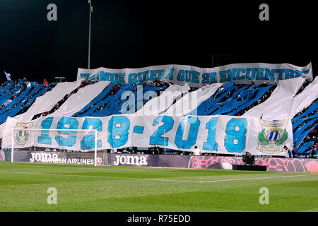 CD Leganes Fans mit Fahnen während des La Liga Match zwischen CD Leganes, Getafe CF bei Butarque Stadion in Leganes, Spanien gesehen. (Final Score: CD Leganes 1 - 1 Getafe CF) Stockfoto