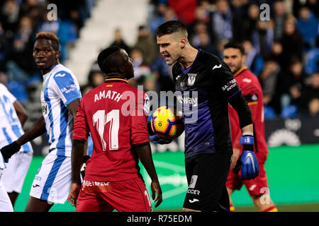 CD Leganes von Ivan Cuellar und Getafe CF Amath Ndiaye gesehen mit Blick auf die während der Liga Match zwischen CD Leganes, Getafe CF bei Butarque Stadion in Leganes, Spanien. (Final Score: CD Leganes 1 - 1 Getafe CF) Stockfoto