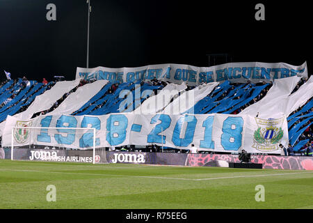 Leganes, Madrid, Spanien. 7 Dez, 2018. CD Leganes Fans mit Fahnen während des La Liga Match zwischen CD Leganes, Getafe CF bei Butarque Stadion in Leganes, Spanien gesehen. Credit: LEGAN S. Mace/SOPA Images/ZUMA Draht/Alamy leben Nachrichten Stockfoto