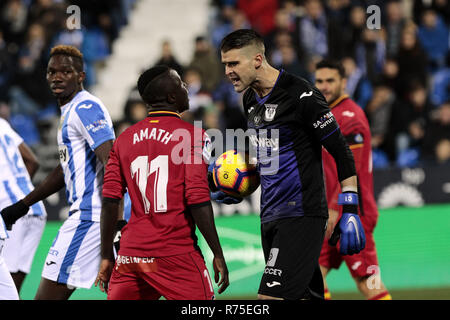 Leganes, Madrid, Spanien. 7 Dez, 2018. CD Leganes von Ivan Cuellar und Getafe CF Amath Ndiaye gesehen mit Blick auf die während der Liga Match zwischen CD Leganes, Getafe CF bei Butarque Stadion in Leganes, Spanien. Credit: LEGAN S. Mace/SOPA Images/ZUMA Draht/Alamy leben Nachrichten Stockfoto