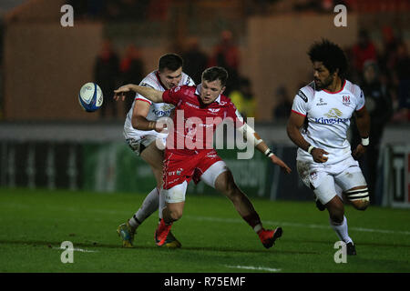 Llanelli, UK. 07 Dez, 2018. Steffan Evans der Scarlets Credit: in Aktion. Scarlets v Ulster Rugby, Heineken europäischen Champions Cup, pool 4 Match im Parc y in Llanelli Scarlets, South Wales am Freitag, den 7. Dezember 2018. Bild von Andrew Obstgarten/Andrew Orchard sport Fotografie/Alamy leben Nachrichten Stockfoto