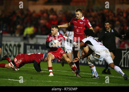 Llanelli, UK. 07 Dez, 2018. Gareth Davies von den Scarlets Credit: versucht, weg von Henry Speight von Ulster zu erhalten (14). Scarlets v Ulster Rugby, Heineken europäischen Champions Cup, pool 4 Match im Parc y in Llanelli Scarlets, South Wales am Freitag, den 7. Dezember 2018. Bild von Andrew Obstgarten/Andrew Orchard sport Fotografie/Alamy leben Nachrichten Stockfoto