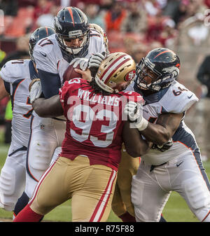 San Francisco, Kalifornien, USA. 8 Aug, 2013. San Francisco 49ers Nase Gerät Ian Williams (93) Säcke Denver Broncos quarterback Brock Osweiler (17) am Donnerstag, 8. August 2013 in San Francisco, Kalifornien. Die Broncos besiegten die 49ers 10-6 während der preseason. Credit: Al Golub/ZUMA Draht/Alamy leben Nachrichten Stockfoto