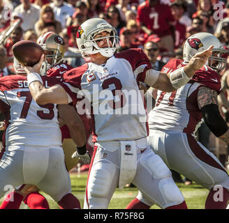 San Francisco, Kalifornien, USA. 13 Okt, 2013. Arizona Cardinals quarterback Carson Palmer (3) übergibt Kugel am Sonntag, 13. Oktober 2013 in San Francisco, Kalifornien. Die 49ers besiegten die Kardinäle 32-20. Credit: Al Golub/ZUMA Draht/Alamy leben Nachrichten Stockfoto