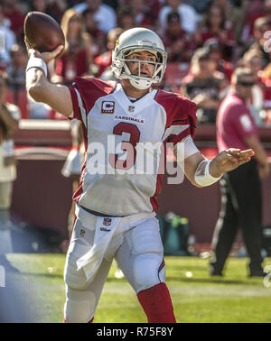 San Francisco, Kalifornien, USA. 13 Okt, 2013. Arizona Cardinals quarterback Carson Palmer (3) übergibt Kugel am Sonntag, 13. Oktober 2013 in San Francisco, Kalifornien. Die 49ers besiegten die Kardinäle 32-20. Credit: Al Golub/ZUMA Draht/Alamy leben Nachrichten Stockfoto