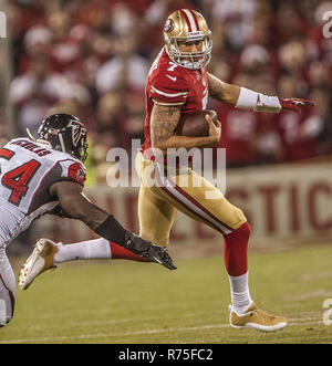 San Francisco, Kalifornien, USA. 23 Dez, 2013. San Francisco 49ers quarterback Colin Kaepernick (7) abläuft, Atlanta Falcons außerhalb linebacker Stephen Nicholas (54) am Montag, 23 Dezember, 2013 in San Francisco, Kalifornien. Die 49ers besiegten die Falken 34-24. Credit: Al Golub/ZUMA Draht/Alamy leben Nachrichten Stockfoto