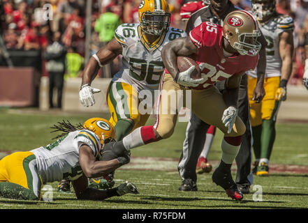 San Francisco, Kalifornien, USA. 8. Sep 2013. San Francisco 49ers festes Ende Vernon Davis (85) lose Shakes von Defender am Sonntag, September 8, 2013 in San Francisco, Kalifornien. Die 49ers besiegten die Verpacker 34-28. Credit: Al Golub/ZUMA Draht/Alamy leben Nachrichten Stockfoto