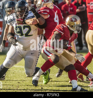San Francisco, Kalifornien, USA. 8 Dez, 2013. San Francisco 49ers Verteidiger Bruce Miller (49) blocks Seattle Seahawks defensiver Brandon Mebane (92), laufen zurück Frank Gore (21) am Sonntag, Dezember 8, 2013 in San Francisco, Kalifornien. Die 49ers besiegten die Seahawks. 19-17. Credit: Al Golub/ZUMA Draht/Alamy leben Nachrichten Stockfoto