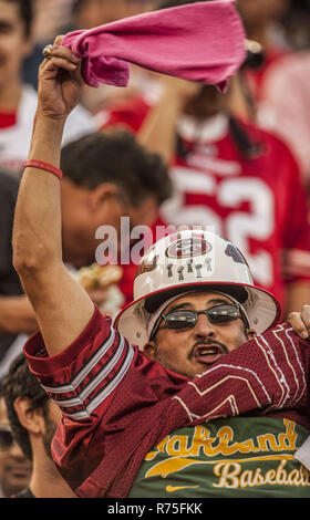 San Francisco, Kalifornien, USA. 6. Okt 2013. 49ers zeigen, er ist auch ein Oakland A's Fan am Sonntag, Oktober 6, 2013 in San Francisco, Kalifornien. Die 49ers besiegten die Texaner 34-3. Credit: Al Golub/ZUMA Draht/Alamy leben Nachrichten Stockfoto