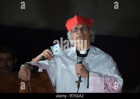 Managua, Nicaragua. 07 Dez, 2018. Cardinal Leopoldo Brenes, Erzbischof von Managua, nimmt teil an einer Prozession in der Nähe von Managua Kathedrale als Teil der religiösen Fest'La Gritería" (schreien). Die Menschen auf der Straße schreien zu Ehren der Jungfrau Maria. Im Vergleich zu den vergangenen Jahren nur wenige Menschen auf die Straße gingen, während dieser Feier. Credit: Carlos Herrera/dpa/Alamy leben Nachrichten Stockfoto