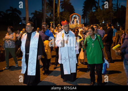 Managua, Nicaragua. 07 Dez, 2018. Cardinal Leopoldo Brenes (M), Erzbischof von Managua, nimmt teil an einer Prozession in der Nähe von Managua Kathedrale als Teil der religiösen Fest'La Gritería" (schreien). Die Menschen auf der Straße schreien zu Ehren der Jungfrau Maria. Im Vergleich zu den vergangenen Jahren nur wenige Menschen auf die Straße gingen, während dieser Feier. Credit: Carlos Herrera/dpa/Alamy leben Nachrichten Stockfoto