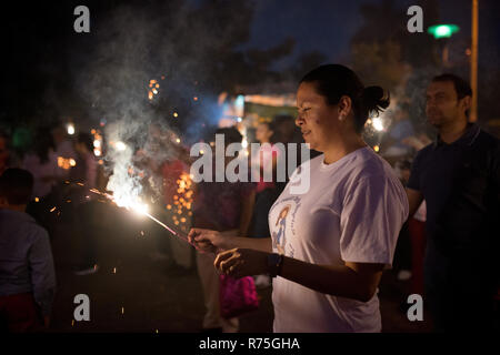 Managua, Nicaragua. 07 Dez, 2018. Die Gläubigen nehmen an einer Prozession vor der Kathedrale von Managua als Teil der religiösen Fest'La Gritería" (schreien). Die Menschen auf der Straße schreien zu Ehren der Jungfrau Maria. Im Vergleich zu den vergangenen Jahren nur wenige Menschen auf die Straße gingen, während dieser Feier. Credit: Carlos Herrera/dpa/Alamy leben Nachrichten Stockfoto