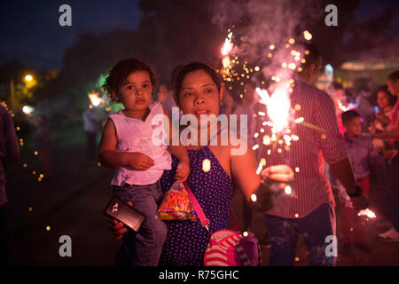 Managua, Nicaragua. 07 Dez, 2018. Die Gläubigen nehmen an einer Prozession vor der Kathedrale von Managua als Teil der religiösen Fest'La Gritería" (schreien). Die Menschen auf der Straße schreien zu Ehren der Jungfrau Maria. Im Vergleich zu den vergangenen Jahren nur wenige Menschen auf die Straße gingen, während dieser Feier. Credit: Carlos Herrera/dpa/Alamy leben Nachrichten Stockfoto