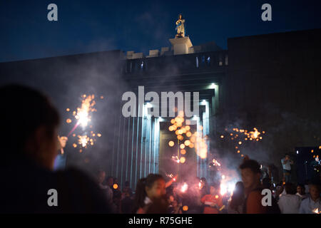 Managua, Nicaragua. 07 Dez, 2018. Die Gläubigen nehmen an einer Prozession vor der Kathedrale von Managua als Teil der religiösen Fest'La Gritería" (schreien). Die Menschen auf der Straße schreien zu Ehren der Jungfrau Maria. Im Vergleich zu den vergangenen Jahren nur wenige Menschen auf die Straße gingen, während dieser Feier. Credit: Carlos Herrera/dpa/Alamy leben Nachrichten Stockfoto