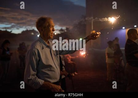 Managua, Nicaragua. 07 Dez, 2018. Die Gläubigen nehmen an einer Prozession vor der Kathedrale von Managua als Teil der religiösen Fest'La Gritería" (schreien). Die Menschen auf der Straße schreien zu Ehren der Jungfrau Maria. Im Vergleich zu den vergangenen Jahren nur wenige Menschen auf die Straße gingen, während dieser Feier. Credit: Carlos Herrera/dpa/Alamy leben Nachrichten Stockfoto